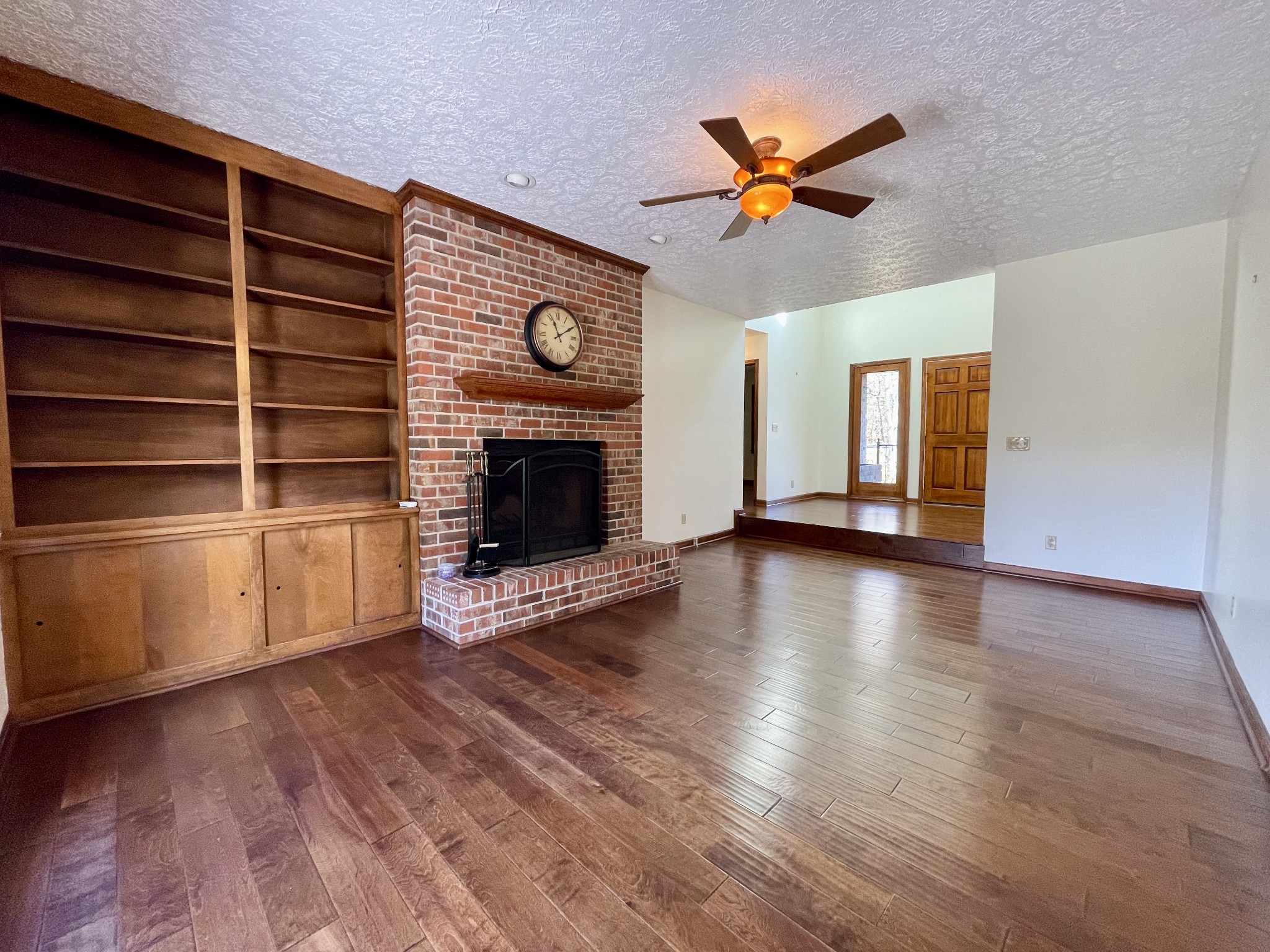 2911 New Hope Road Hendersonville, TN 37075 - Photo 6 of 27 a living room with wooden floor and a fireplace