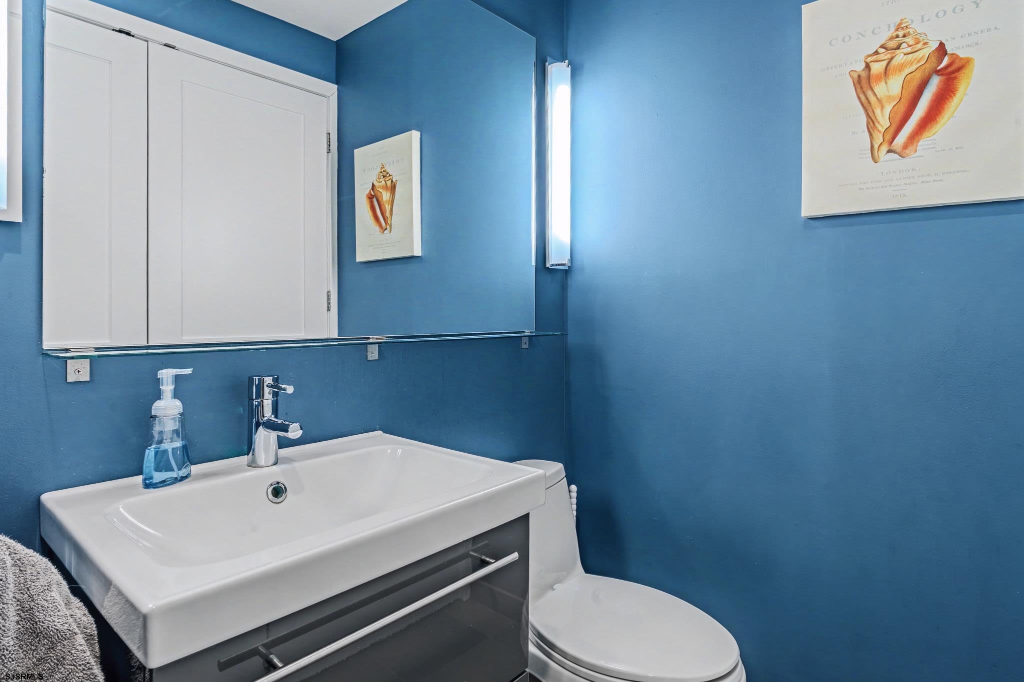 5 Beacon Lane Brigantine, NJ 08203 - Photo 16 of 39 a bathroom with a toilet a sink and mirror