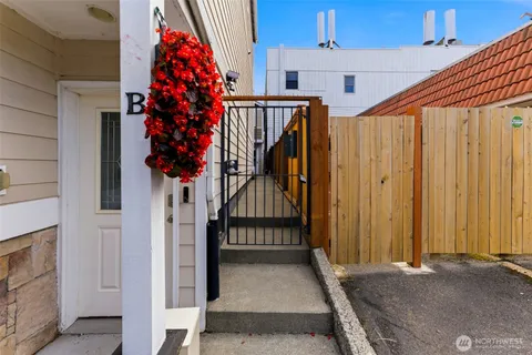 $319,950 | 2611 6th Avenue, Unit A, Tacoma, WA 98406