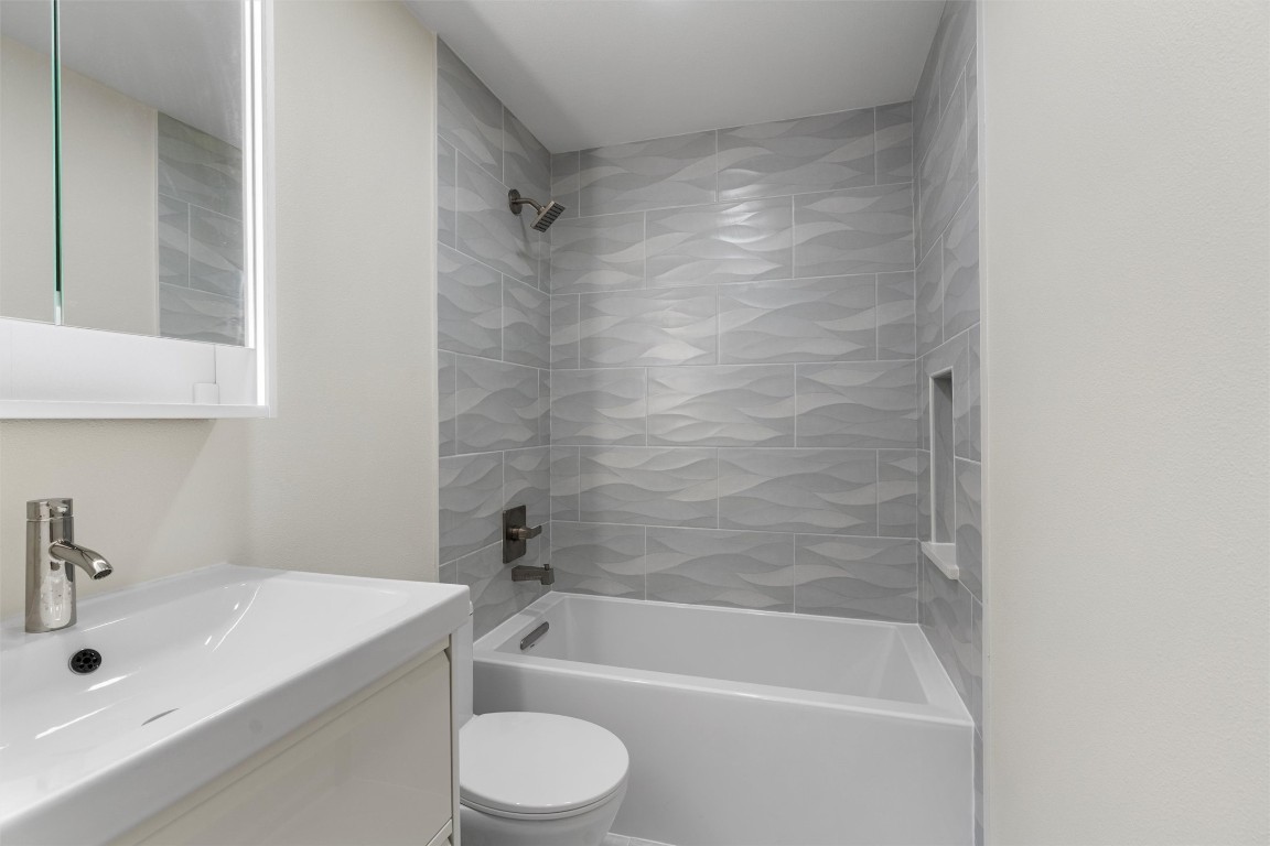 2215 Post Road, Unit 2051 Austin, TX 78704 - Photo 14 of 39 a bathroom with a sink a toilet and bathtub