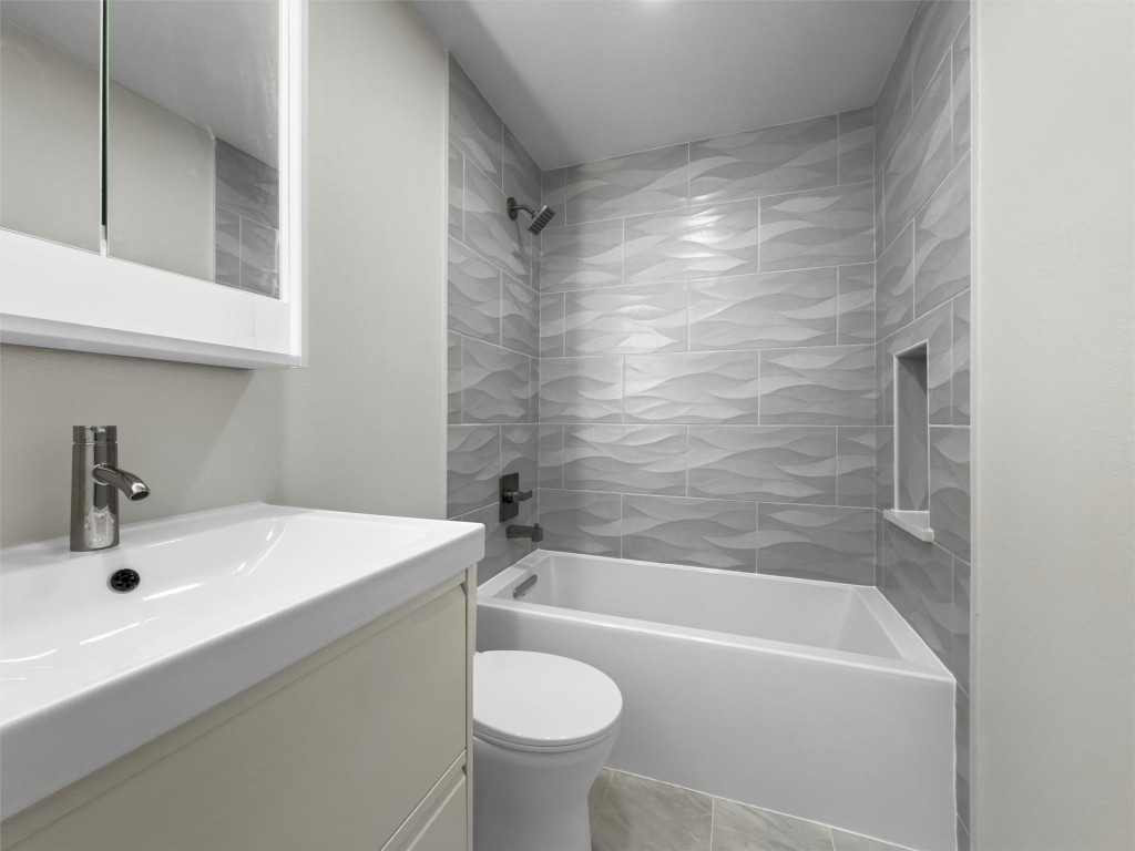 2215 Post Road, Unit 2051 Austin, TX 78704 - Photo 15 of 39 a bathroom with a sink a toilet and a bathtub