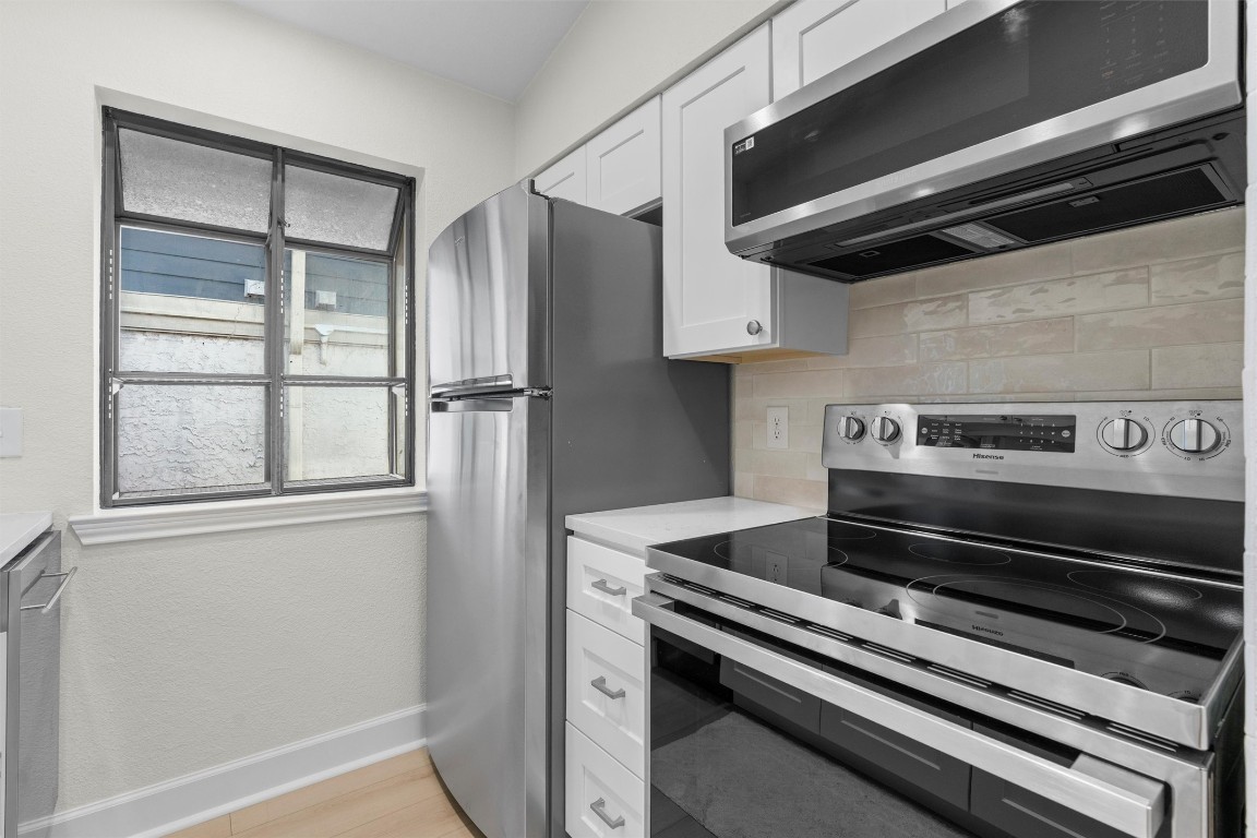 2215 Post Road, Unit 2051 Austin, TX 78704 - Photo 15 of 37 a close view of stove top oven