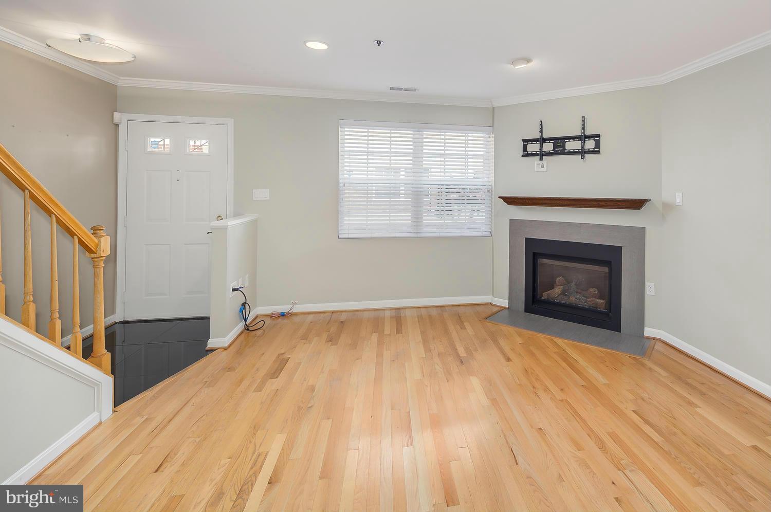 3028 South Glebe Road Arlington, VA 22206 - Photo 4 of 30 Living Room