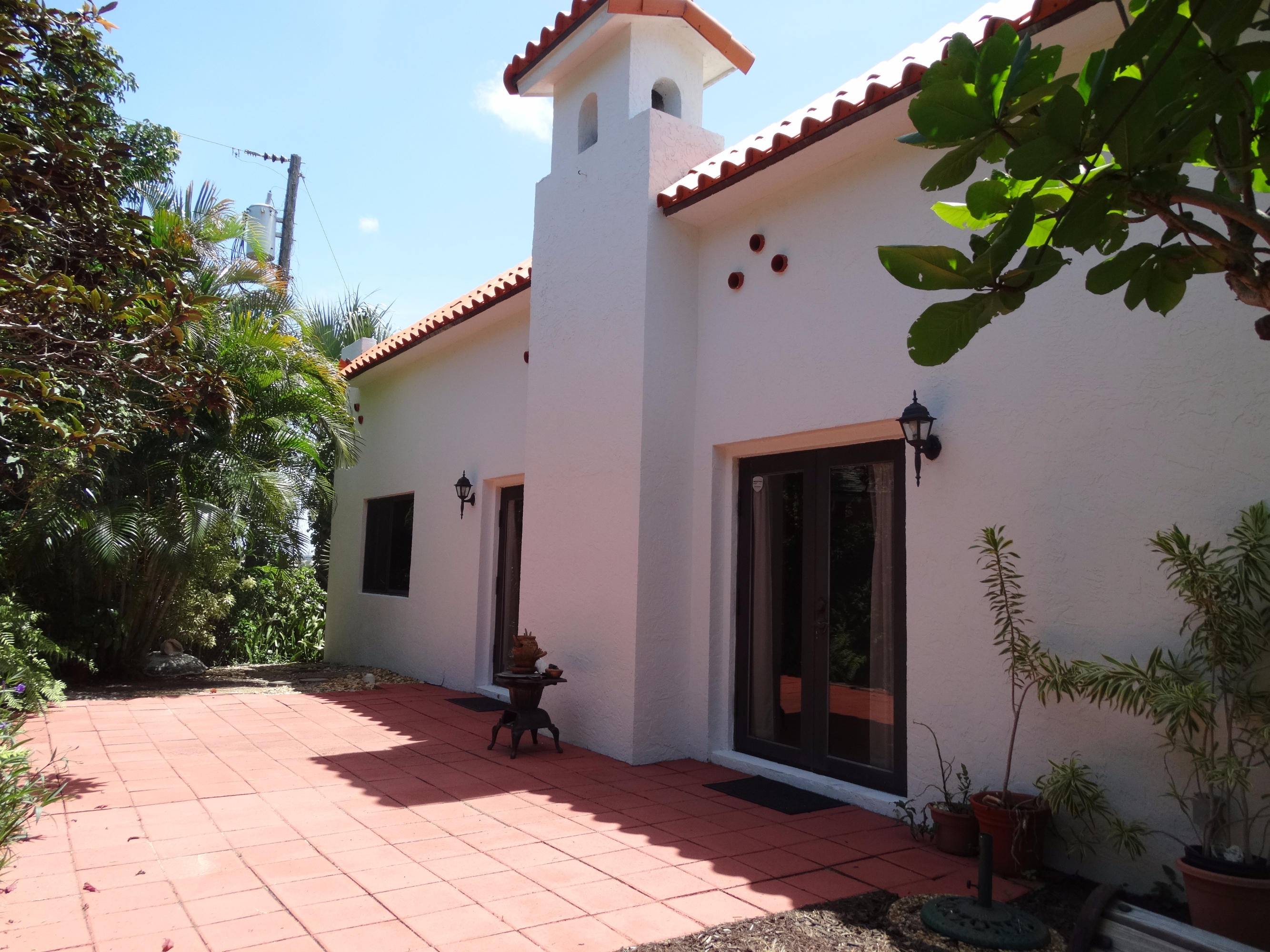 490 Neptune Road Juno Beach, FL 33408 - Photo 14 of 22 East side patio