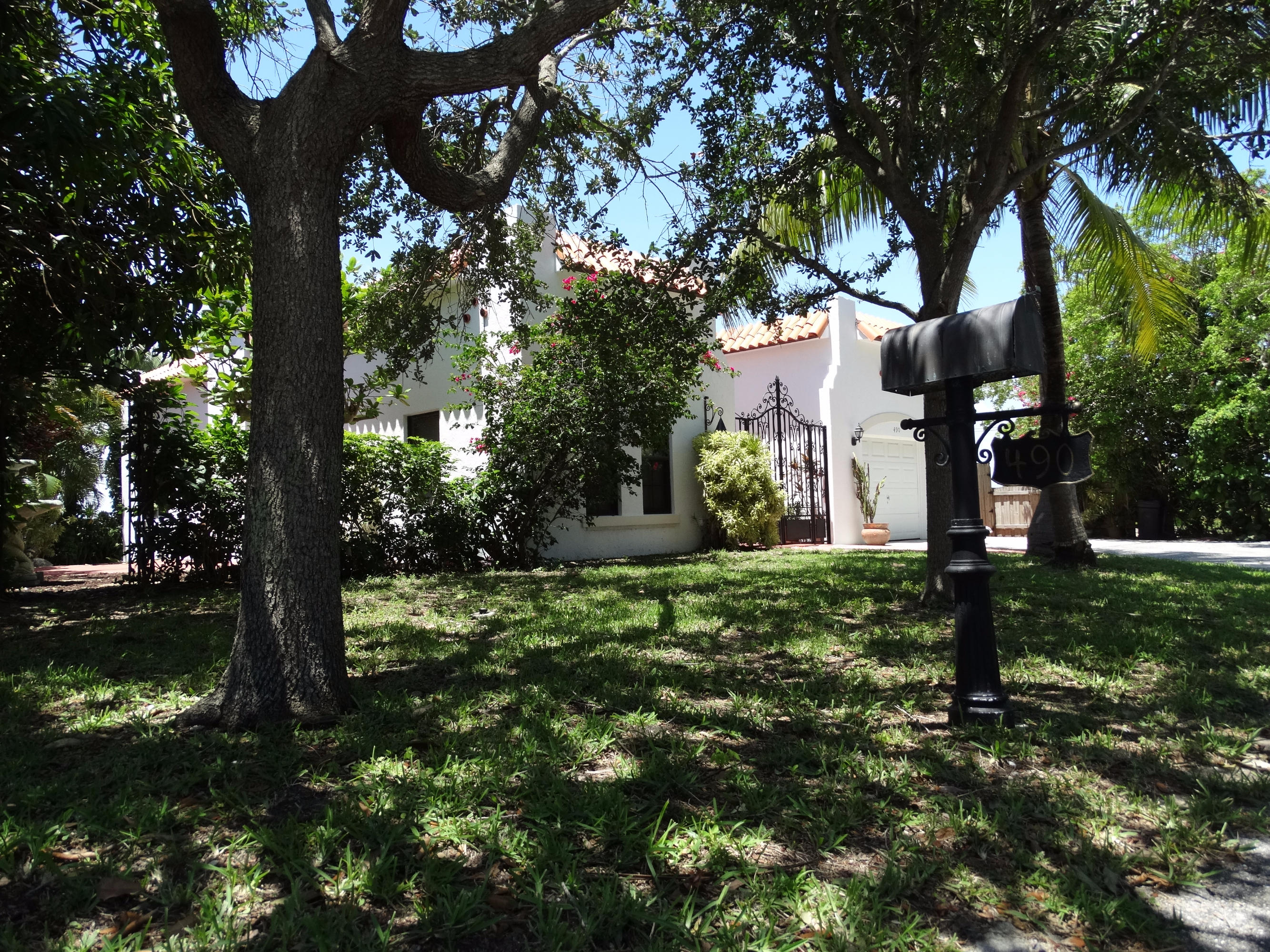 490 Neptune Road Juno Beach, FL 33408 - Photo 2 of 22 Front yard view