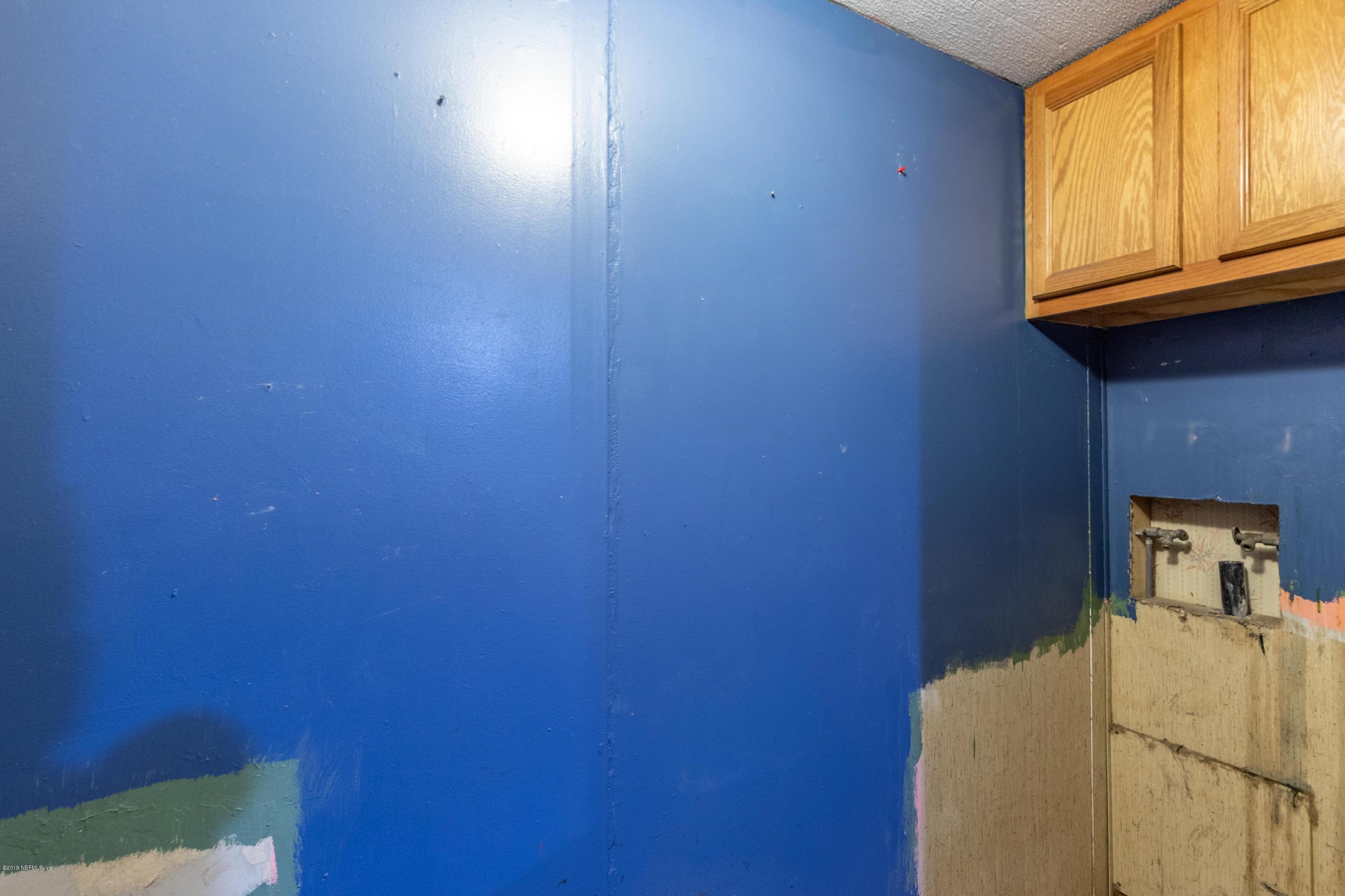 7840 Old Middleburg Road South Jacksonville, FL 32222 - Photo 36 of 46 a room with a bed