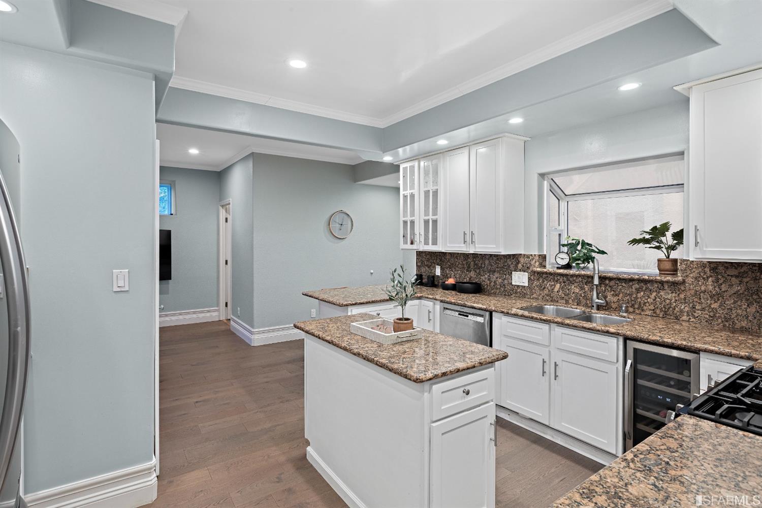 6700 Moore Drive Oakland, CA 94611 - Photo 7 of 44