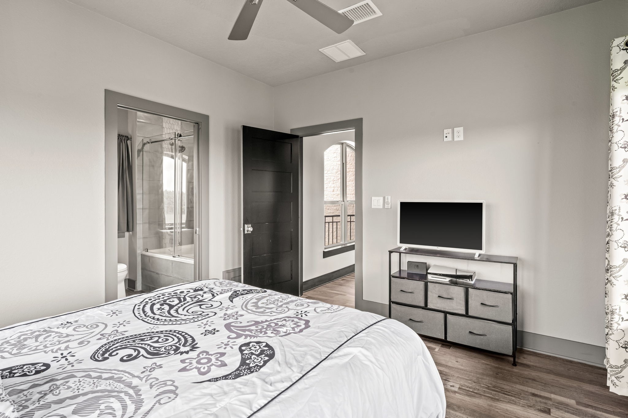 2856 Wolcek Road Crosby, TX 77532 - Photo 37 of 48 Secondary ensuite bedroom alternate view.