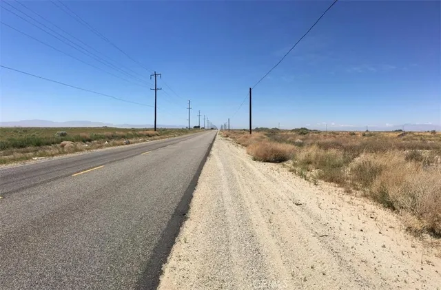 $72,800 | 110 East Ave J 8, Lancaster, CA 93535