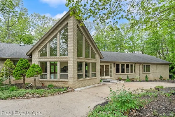 $800,000 | 2670 Spring Grove Drive, Brighton, MI 48114