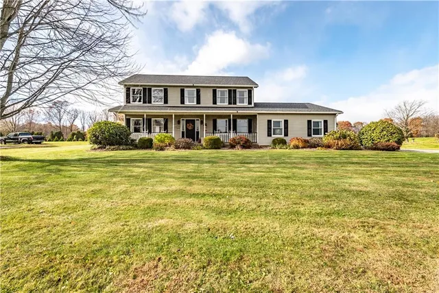 a view of a house with a yard