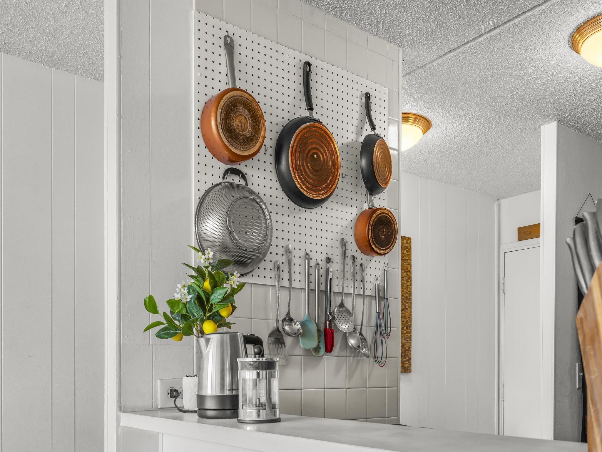 111 Kahului Beach Road, Unit D406 Kahului, HI 96732 - Photo 23 of 30 a vase of flowers sitting on a floor