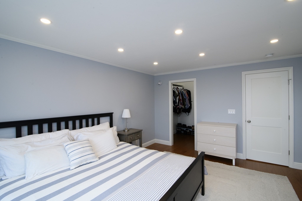 65 East India Row, Unit 9C Boston, MA 02110 - Photo 6 of 40 a spacious bedroom with a bed and cabinet