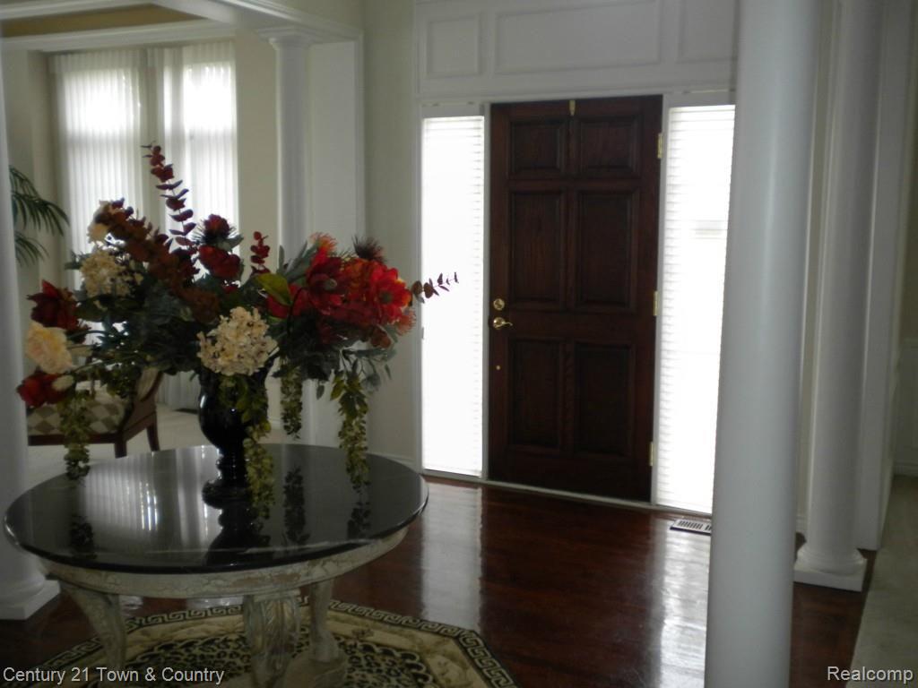 5873 Kingspointe Drive Rochester, MI 48306 - Photo 20 of 66 Foyer.jpg