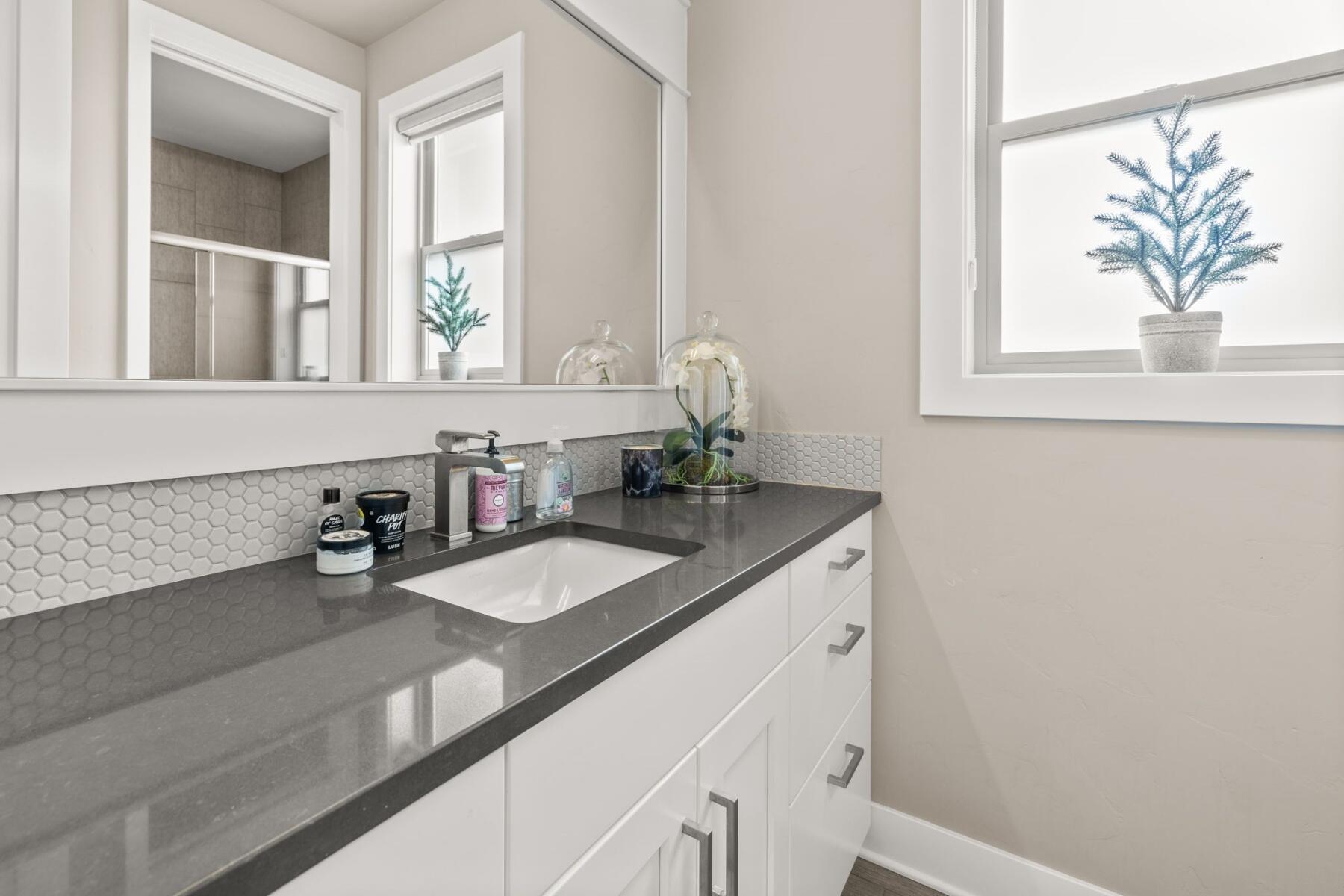 60864 Southwest Headwaters Loop Bend, OR 97702 - Photo 16 of 56 Third Bathroom
