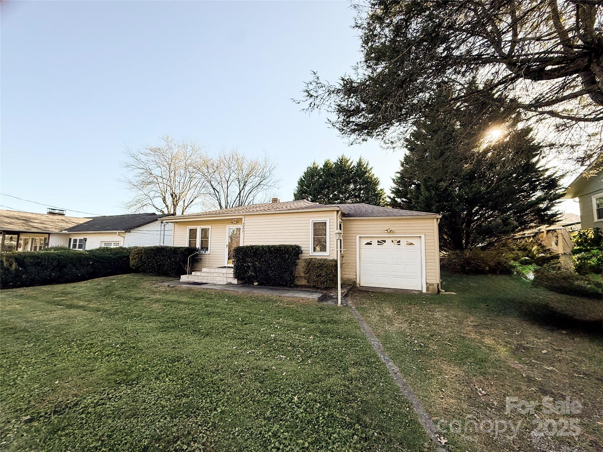 a view of a house with a yard