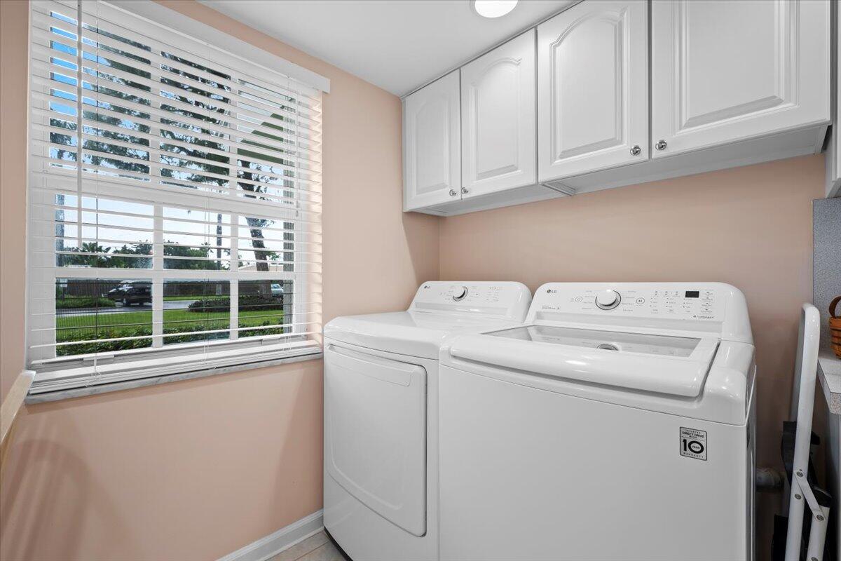 1252 Sugar Sands Boulevard, Unit 137 Riviera Beach, FL 33404 - Photo 14 of 38 a utility room with dryer and washer