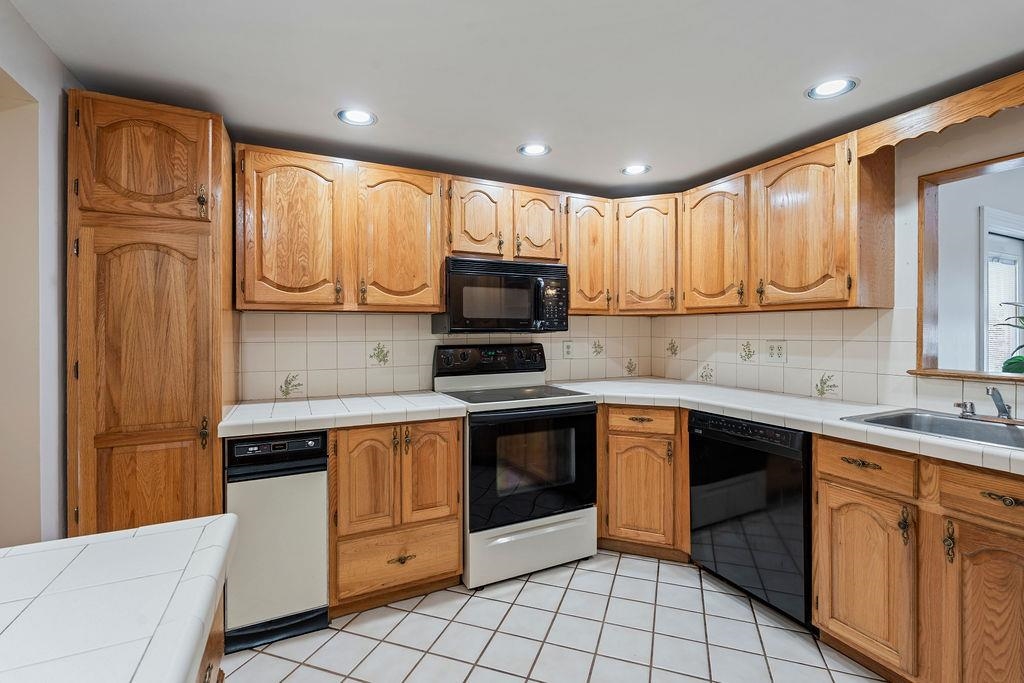 2 Harding Road Portsmouth, NH 03801 - Photo 5 of 39