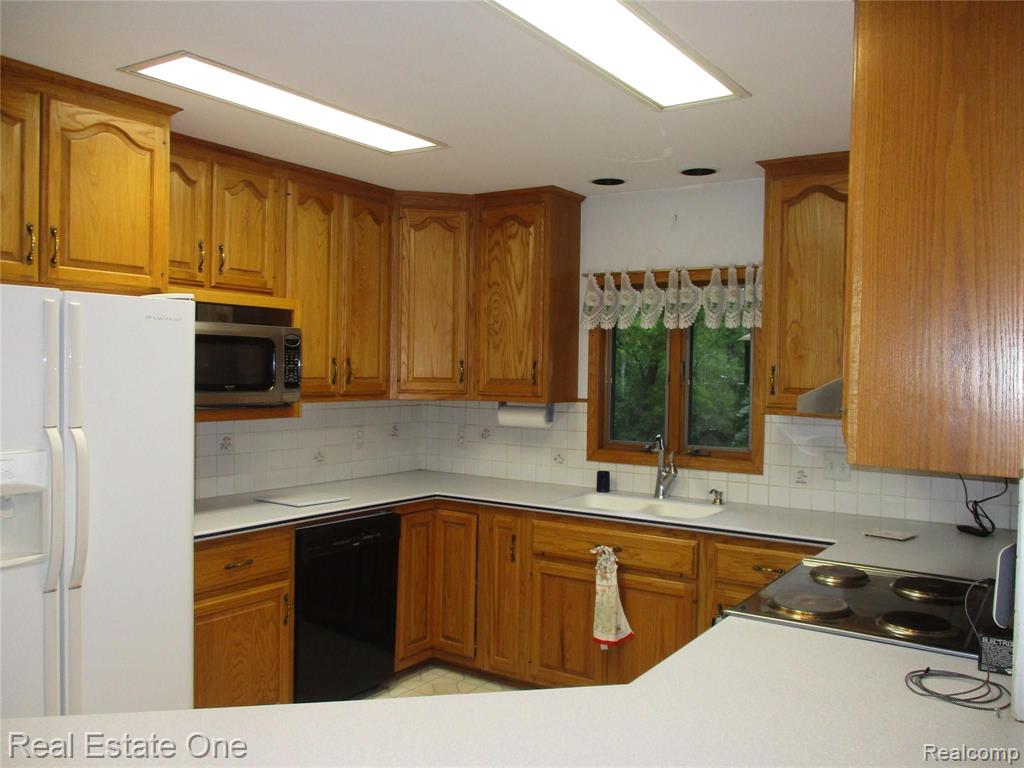 28642 Rollcrest Road Farmington Hills, MI 48334 - Photo 26 of 53