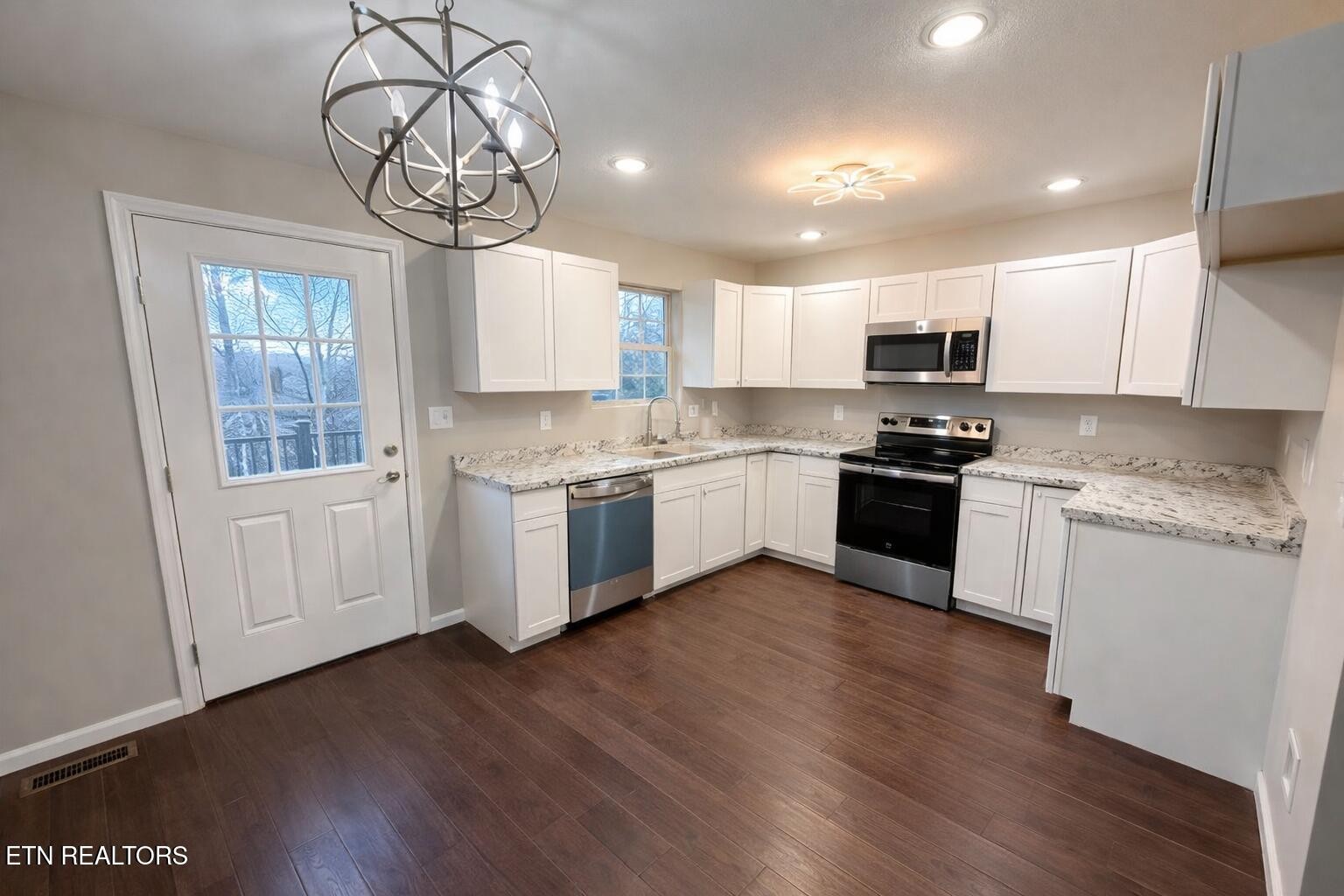 264 Wilberforce Avenue Oak Ridge, TN 37830 - Photo 4 of 13