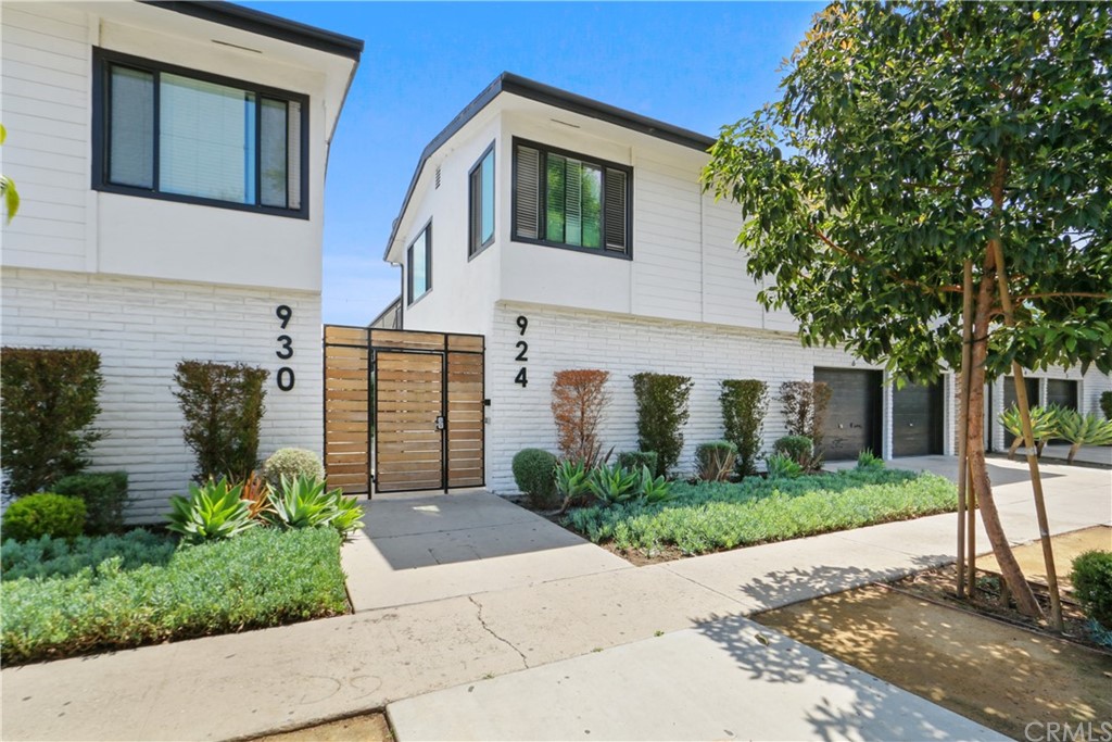 910 Freeman Avenue Long Beach, CA 90804 - Photo 1 of 1 a front view of a house with garden
