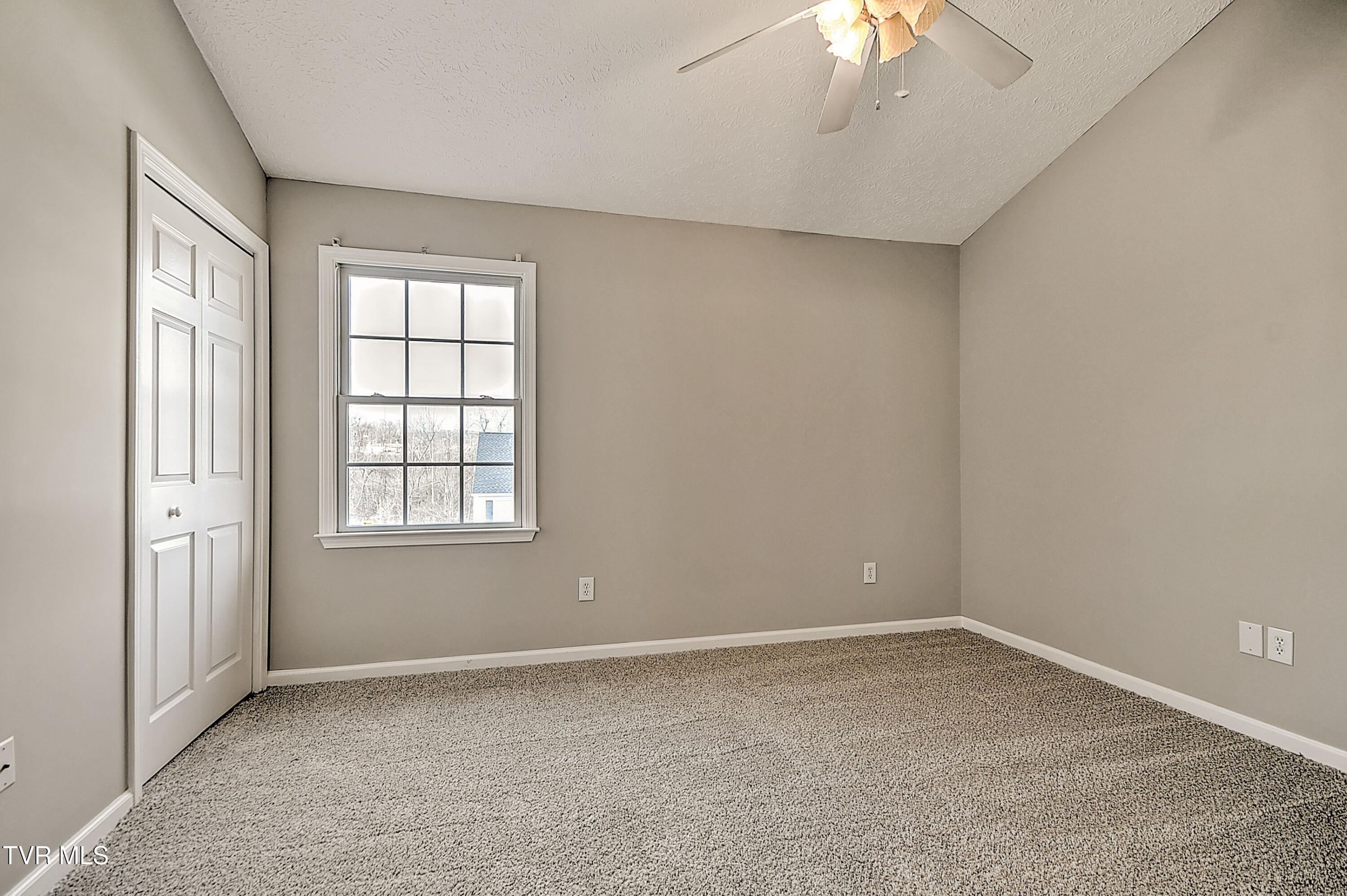 570 Beaverview Drive Bristol, VA 24201 - Photo 12 of 26 570 Beaver View JR-13