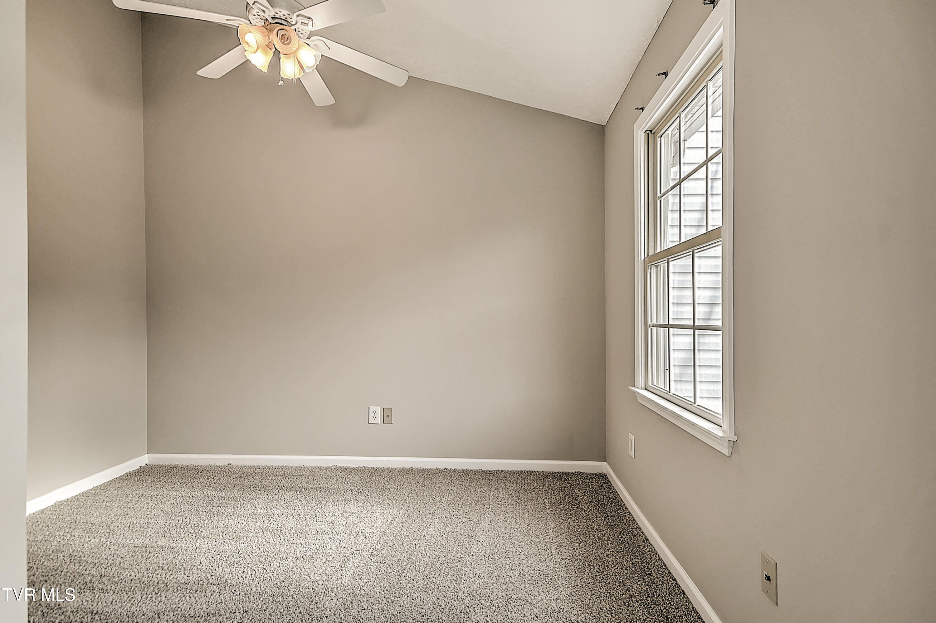 570 Beaverview Drive Bristol, VA 24201 - Photo 17 of 26 570 Beaver View JR-18