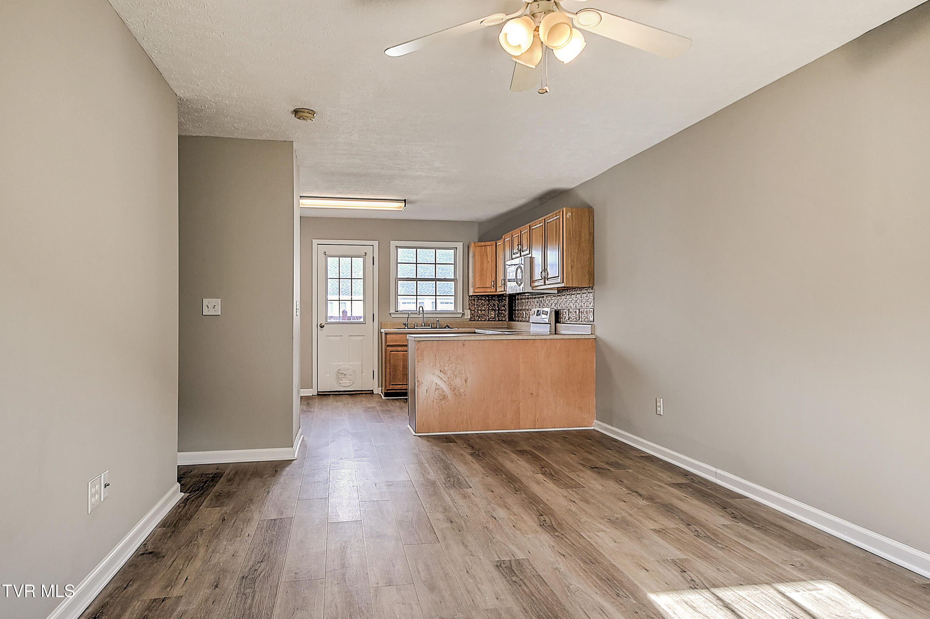 570 Beaverview Drive Bristol, VA 24201 - Photo 3 of 26 570 Beaver View JR-4