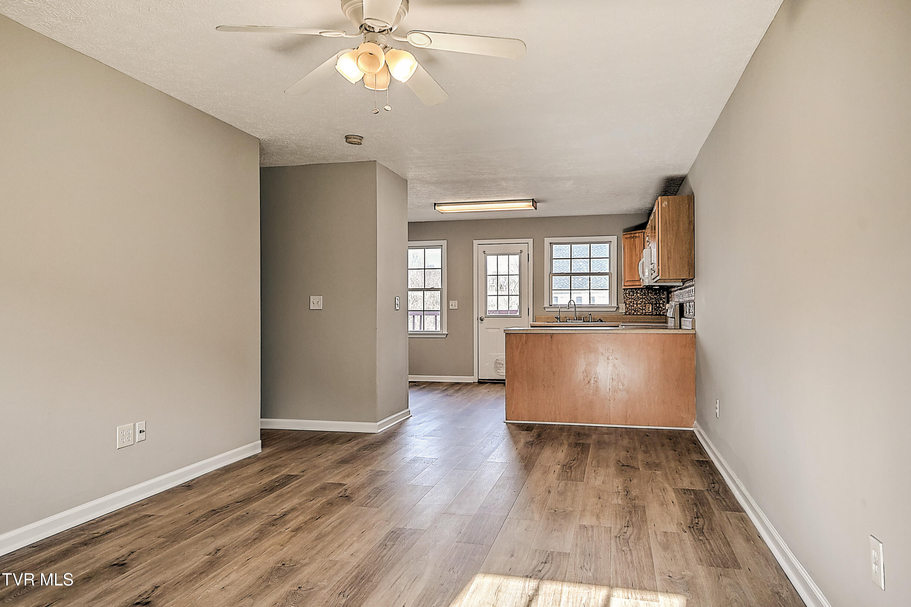 570 Beaverview Drive Bristol, VA 24201 - Photo 5 of 26 570 Beaver View JR-6