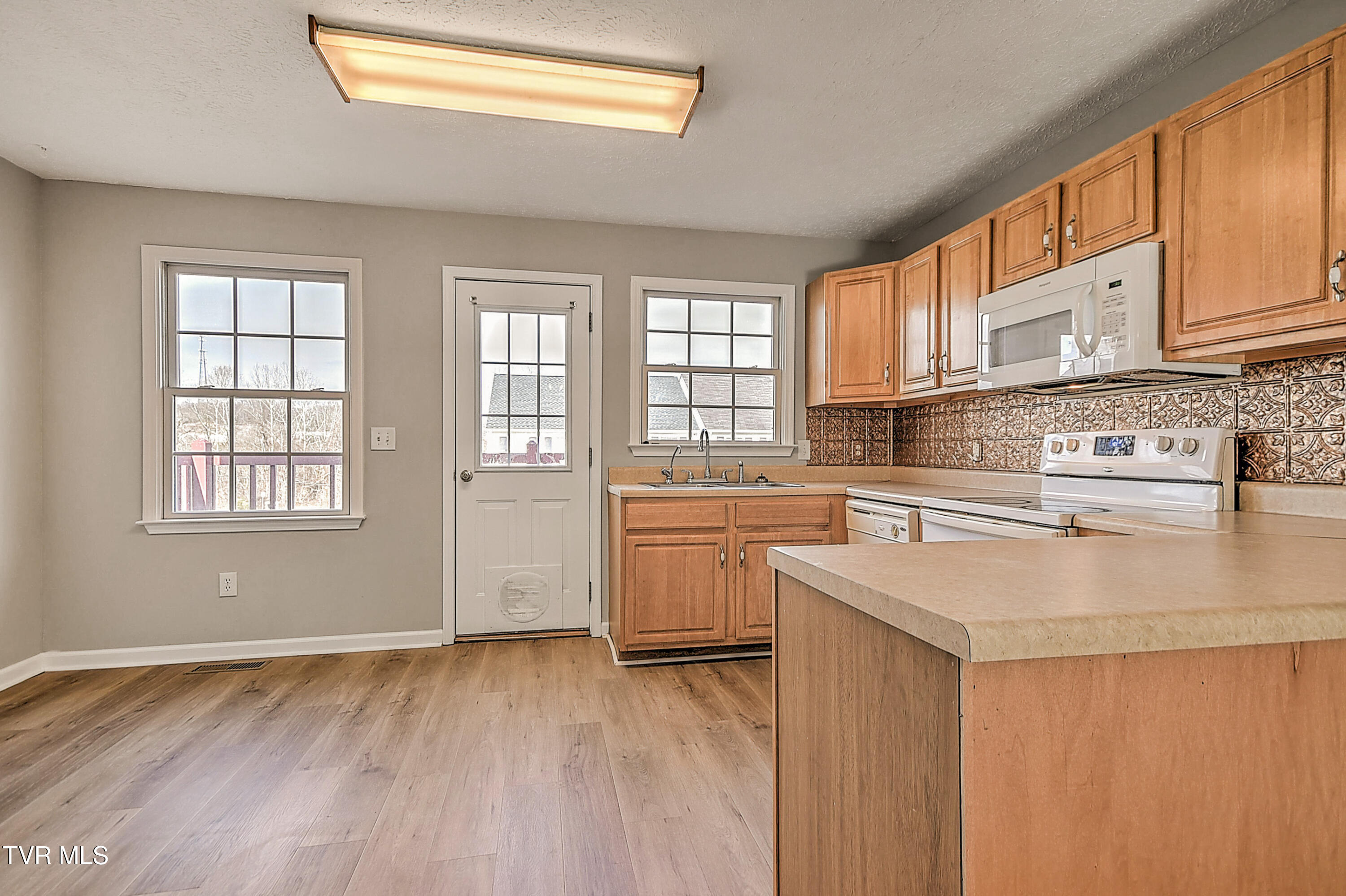 570 Beaverview Drive Bristol, VA 24201 - Photo 8 of 26 570 Beaver View JR-9