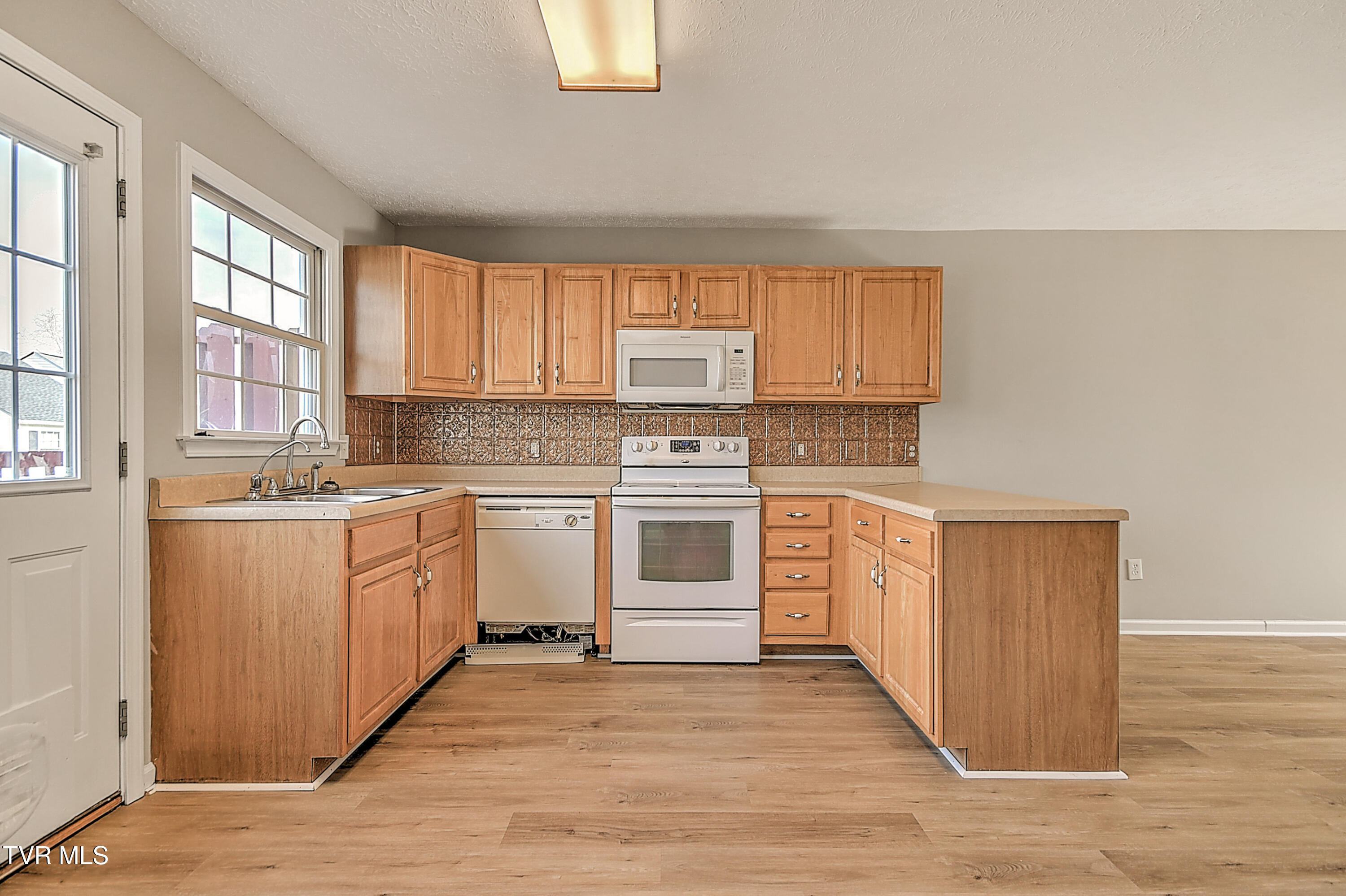 570 Beaverview Drive Bristol, VA 24201 - Photo 9 of 26 570 Beaver View JR-10