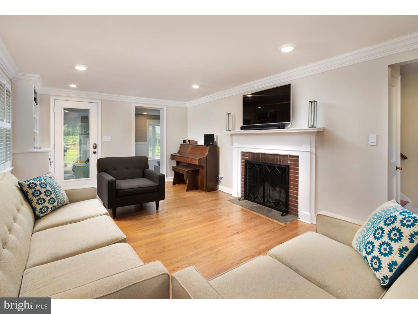 122 Fennerton Road Paoli, PA 19301 - Photo 3 of 24 Living Room