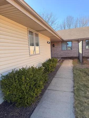 $2,350 | 9418 Erie Street, Highland, IN 46322