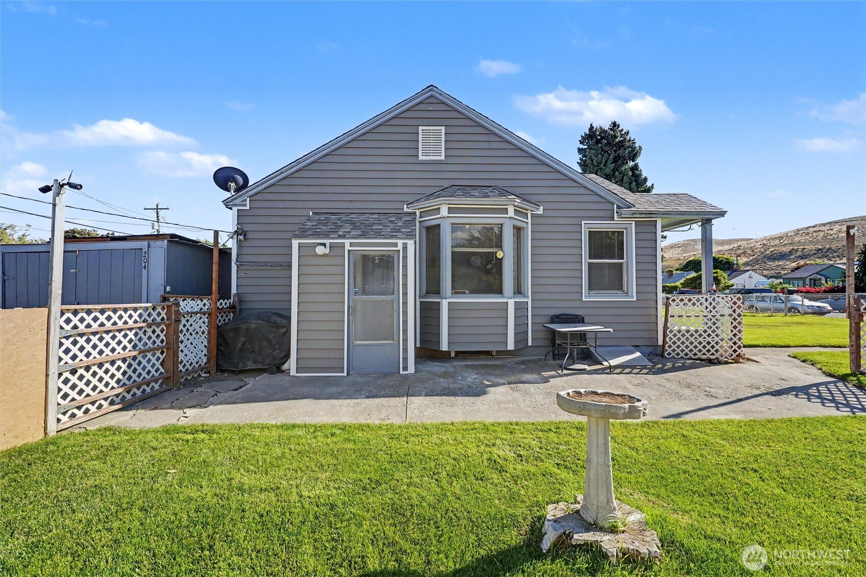 204 E Street Southwest Ephrata, WA 98823 - Photo 21 of 31 a front view of a house with garden