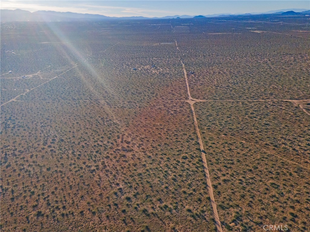 123 Tumbleweed Road Adelanto, CA 92301 - Photo 21 of 23 a bathroom with a shower