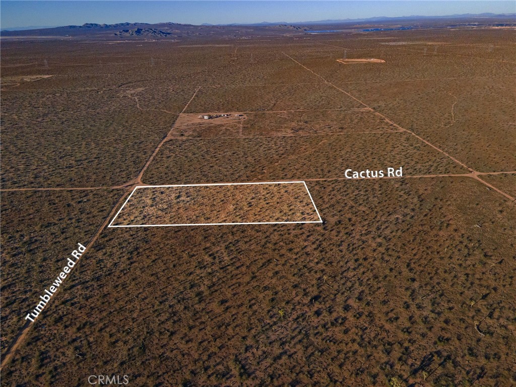 123 Tumbleweed Road Adelanto, CA 92301 - Photo 3 of 23 a view of a tennis court