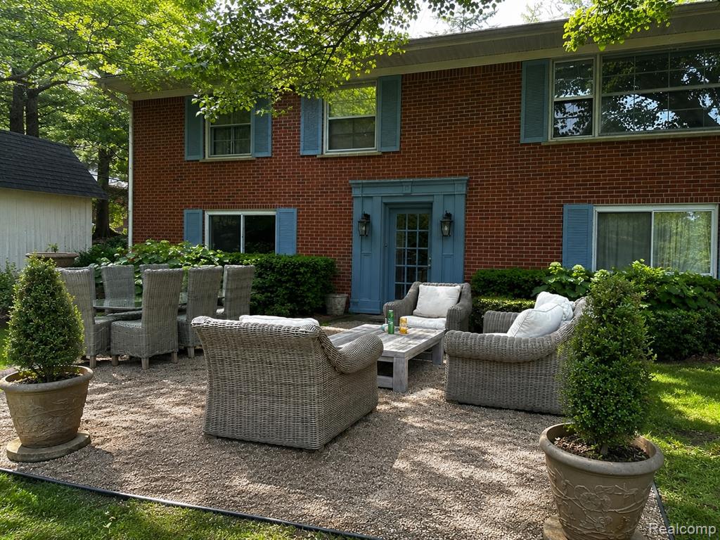 19510 Clement Road Northville, MI 48167 - Photo 9 of 33