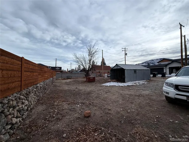 a view of a backyard