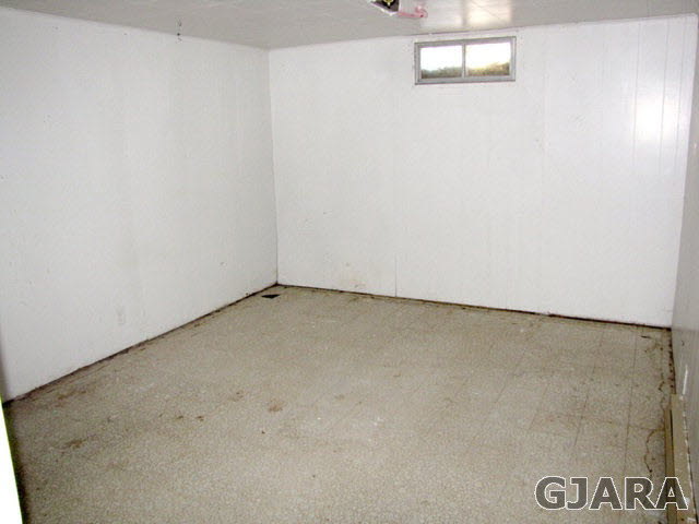 998 21 Road Grand Junction, CO 81505 - Photo 17 of 26 an empty room with a bench