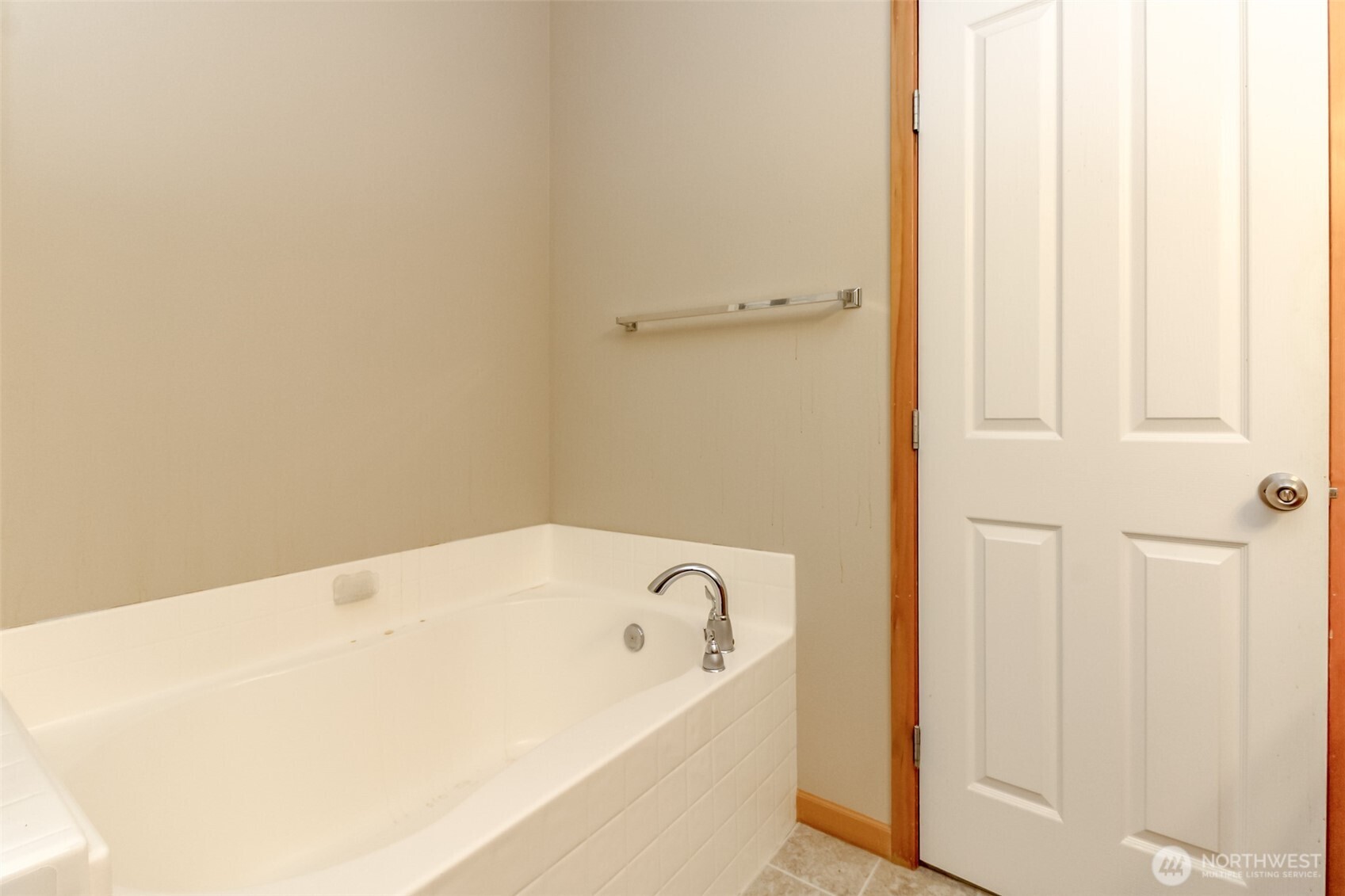 1113 O'Farrell Lane Northwest Orting, WA 98360 - Photo 28 of 36 a bathroom with a bathtub
