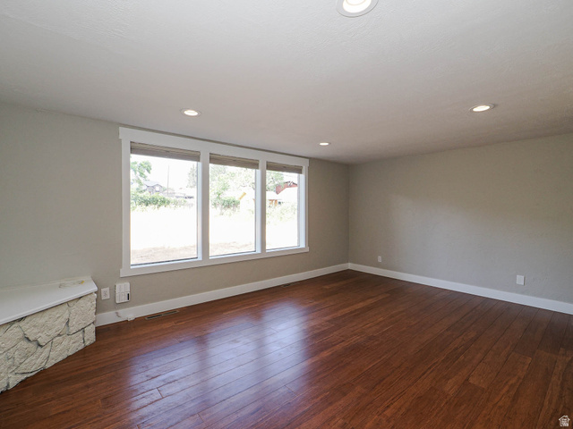 154 East 3000th Street South Bountiful, UT 84010 - Photo 8 of 37 Spacious room featuring rich wood-finish flooring, a three-panel window ensemble, recessed ceiling lighting, a stone-front built-in bench, and neutral wall tones