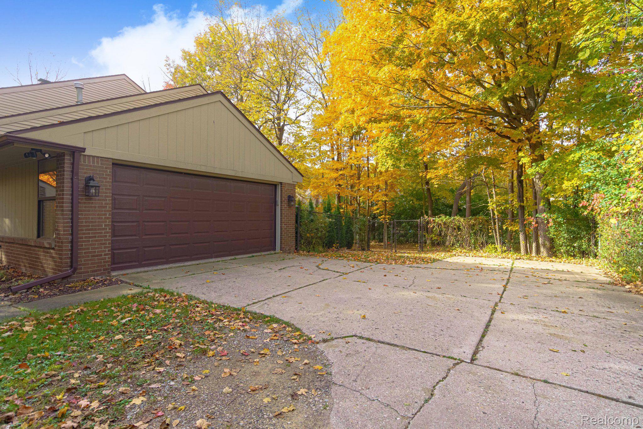 6930 Drake Road West Bloomfield, MI 48322 - Photo 6 of 57 Gallery Image 6