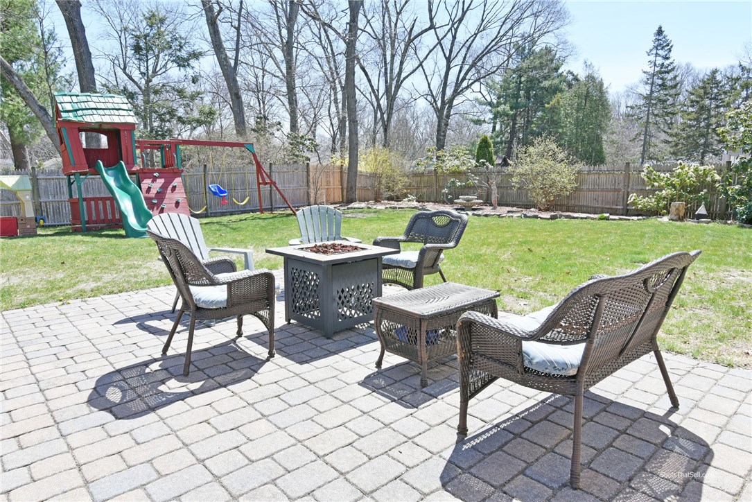 142 Lansdowne Road Warwick, RI 02888 - Photo 9 of 36 Gallery Image 9