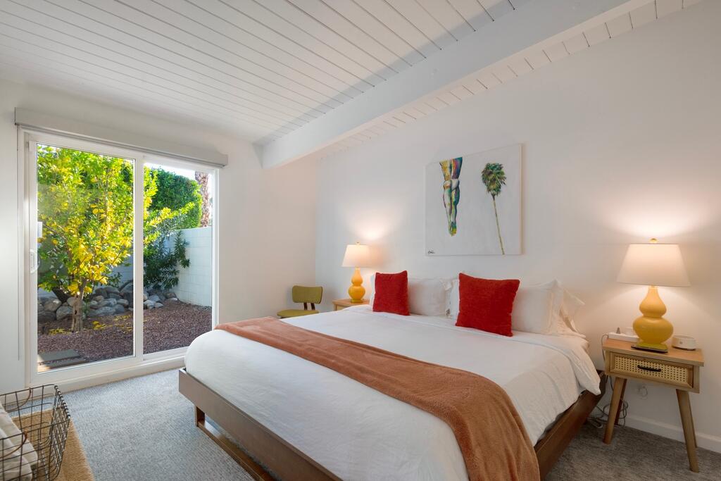 302 East Racquet Club Road Palm Springs, CA 92262 - Photo 20 of 38 a bedroom with a bed and a painting on the wall