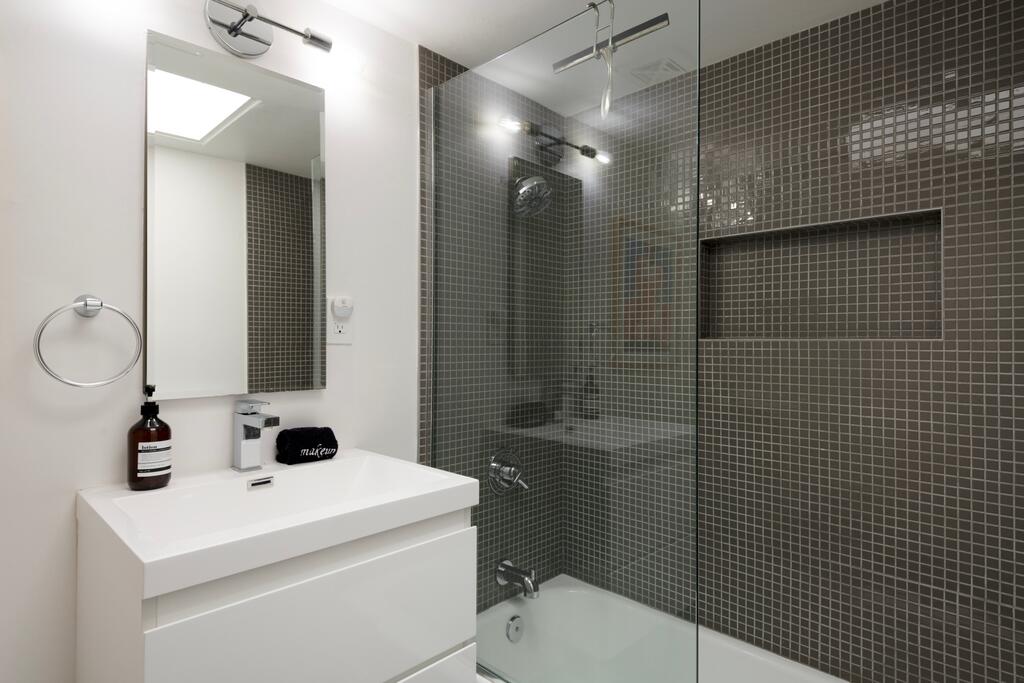 302 East Racquet Club Road Palm Springs, CA 92262 - Photo 21 of 38 a bathroom with a sink toilet and shower