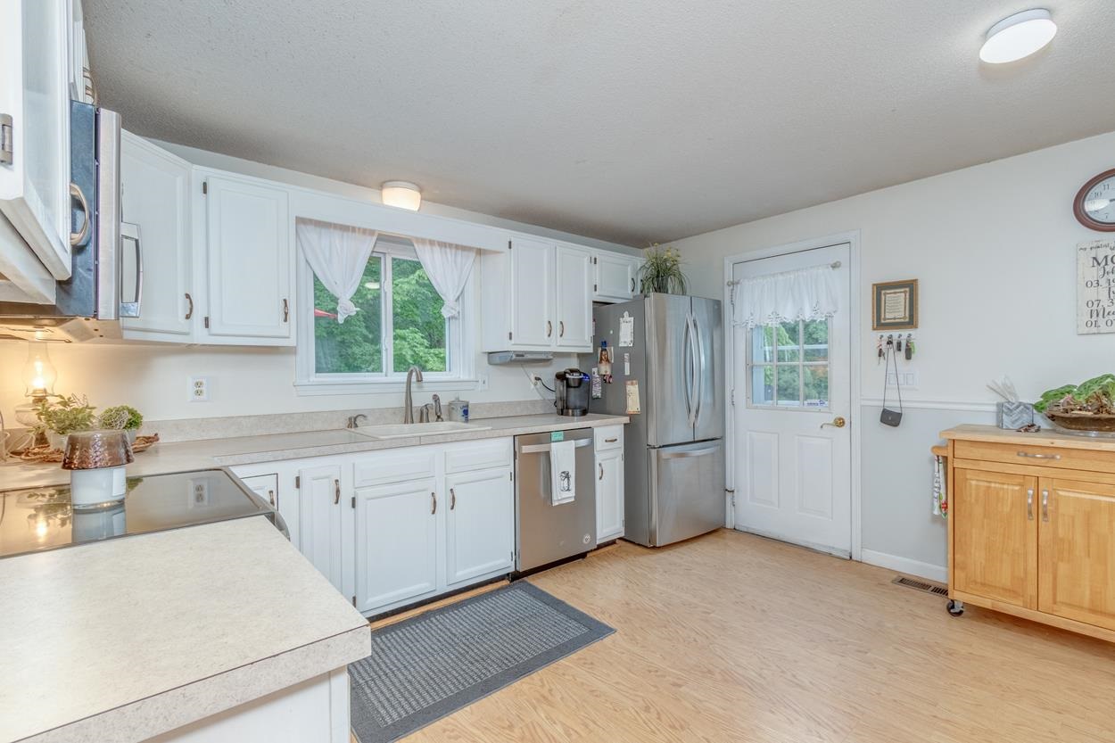10 Greenwich Road Litchfield, NH 03052 - Photo 10 of 40