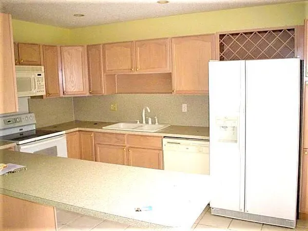 $2,600 | 1705 North Congress Avenue, West Palm Beach, FL 33409