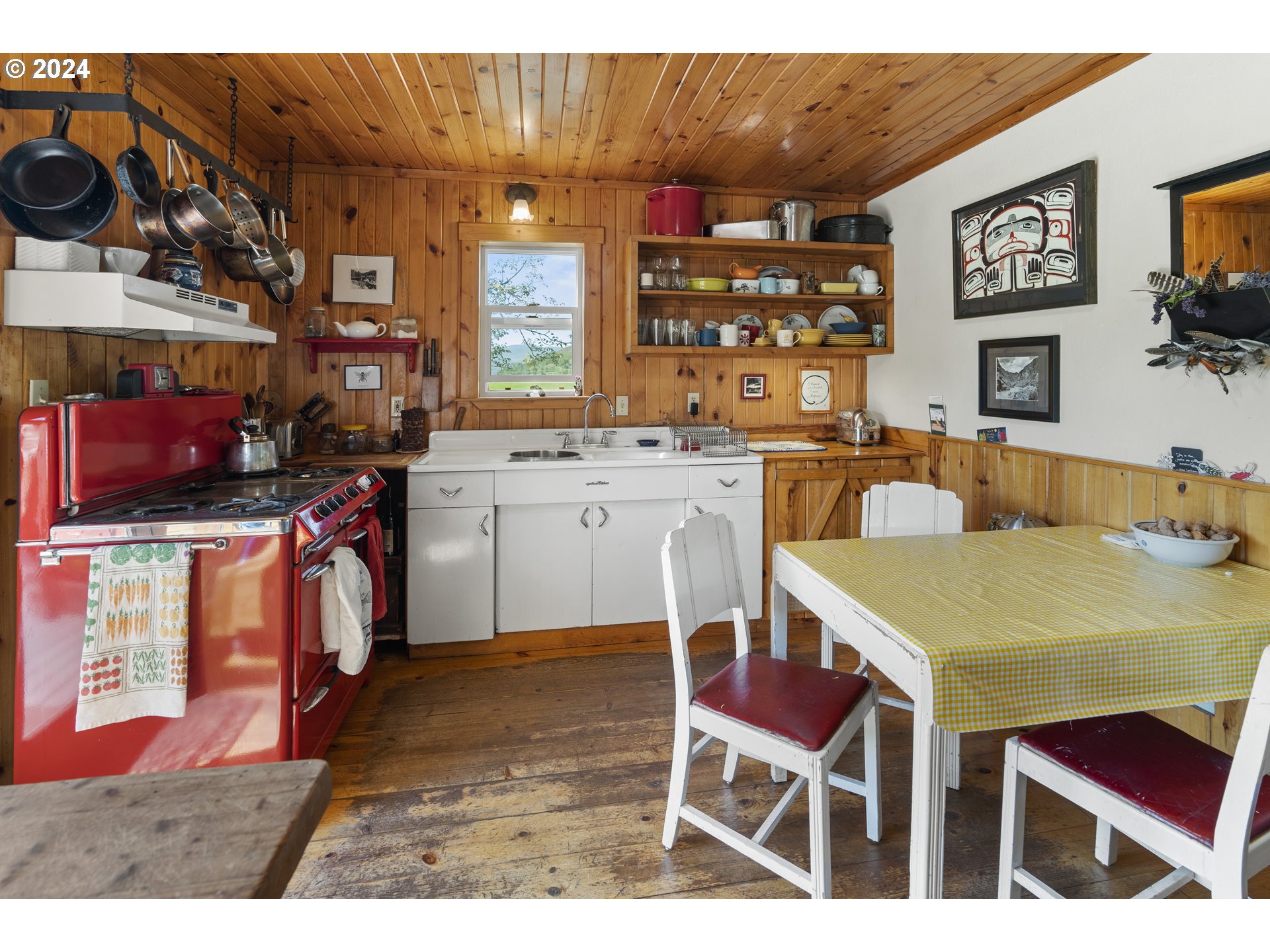 43479 Old Foothill Road Richland, OR 97870 - Photo 11 of 44 a kitchen with a table chairs and a stove