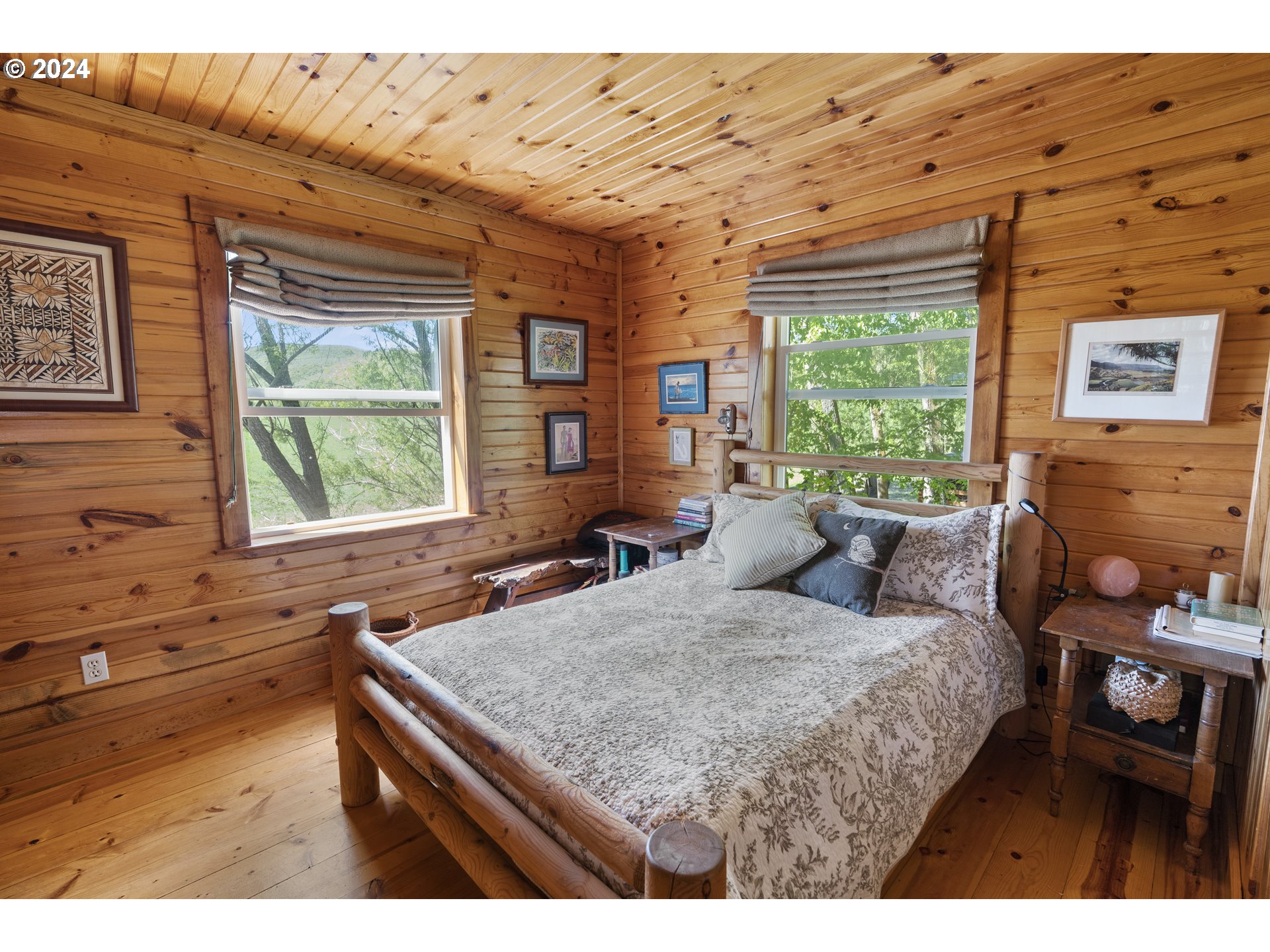 43479 Old Foothill Road Richland, OR 97870 - Photo 12 of 44 a bedroom with a bed and a table with chair