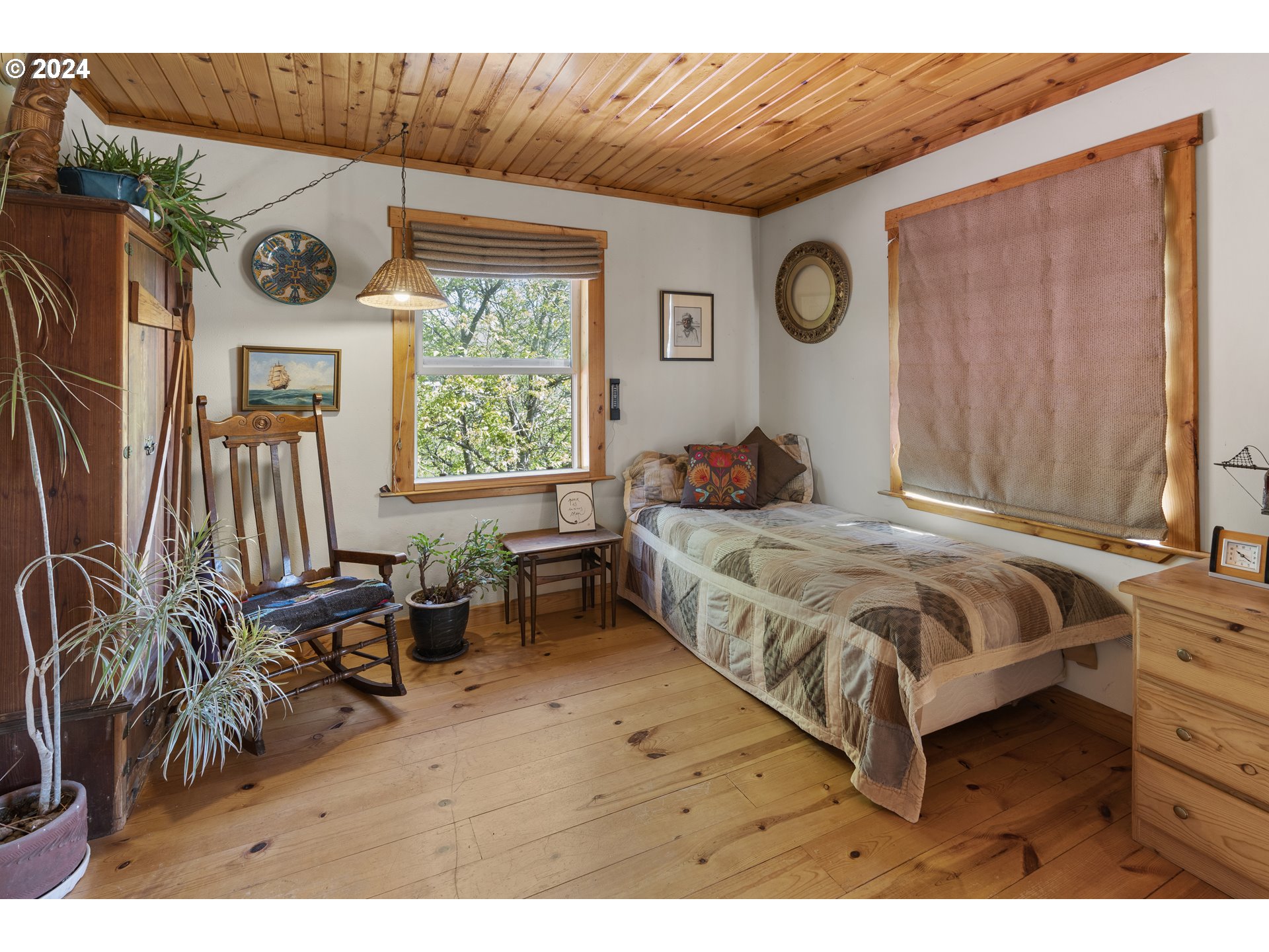 43479 Old Foothill Road Richland, OR 97870 - Photo 13 of 44 a bedroom with a bed and a table with chair